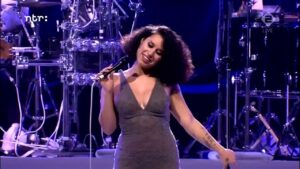 Raye une voix soul aux 6 trophées raye live 1